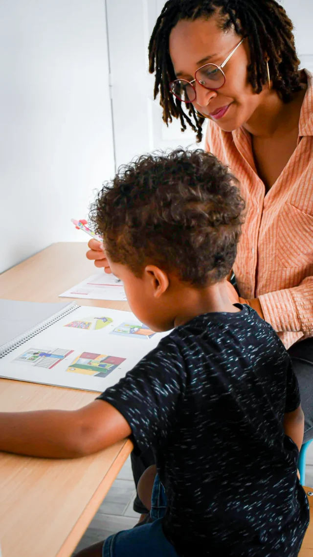 Nelly Larochelle et un enfant pendant un bilan