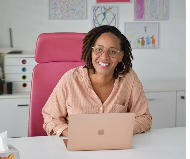 Nelly Larochelle, psychologue spécialisée en neuropsychologie, à son bureau