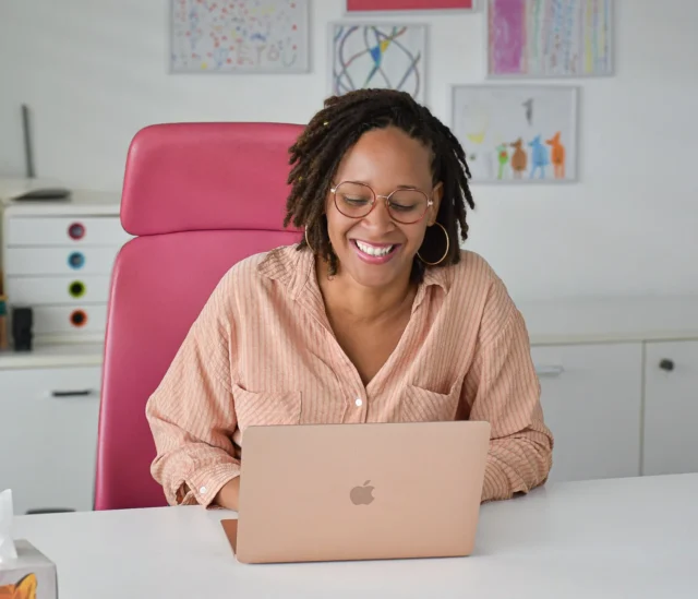 Nelly Larochelle à son bureau