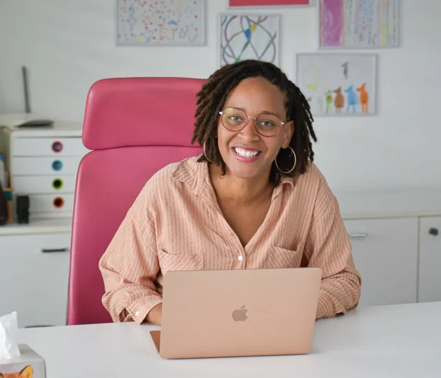 Nelly Larochelle à son bureau